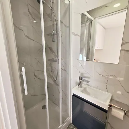 Forest Suites, 12 Studios, Paris Et Pensionat
