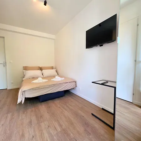 Forest Suites, 12 Studios, Paris Et Gæstehus Noisy-le-Grand