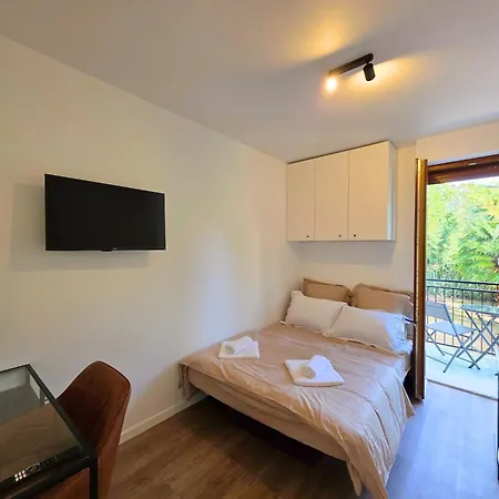 Pensionat Forest Suites, 12 Studios, Paris Et