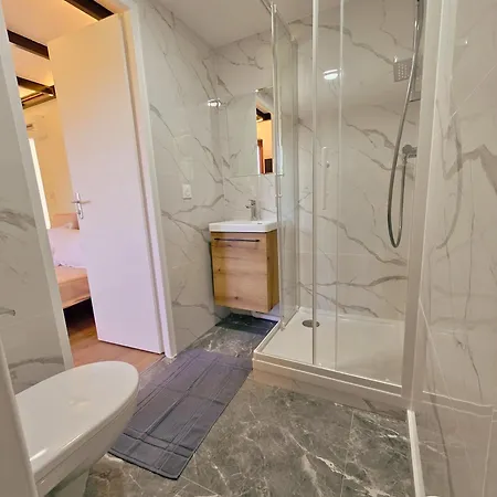 Pensionat Forest Suites, 12 Studios, Paris Et